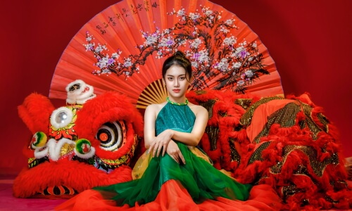 Beautiful Red and Green Woman – Sunday’s Daily Jigsaw Puzzle